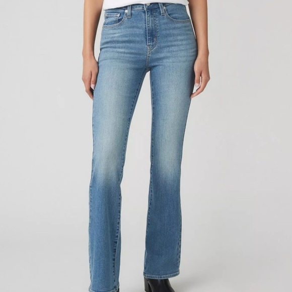 Levis  725 High-Rise Bootcut jeans with a high rise, slim leg and subtle bootcut - Picture 1 of 9